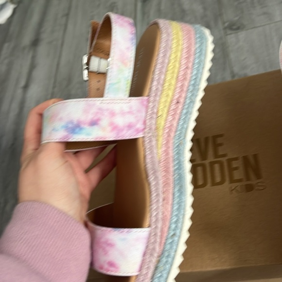 !!New!! Steve Madden girls stylish tie-dye sandals - Picture 4 of 7
